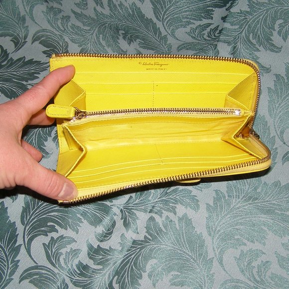 💛 SALVATORE FERRAGAMO Yellow Zip Wallet in Saffiano Leather - Picture 9 of 17